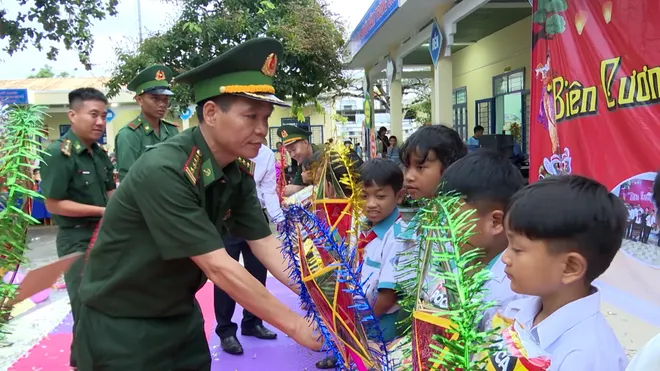 Trung thu sớm đến với trẻ vùng biên- Ảnh 3. Trung thu sớm đến với trẻ vùng biên- Ảnh 3.