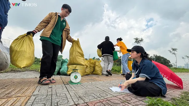 TP Hồ Chí Minh: Gần 200 sinh viên thu gom 700 kg rác nhân Ngày Dọn rác Thế giới- Ảnh 9.