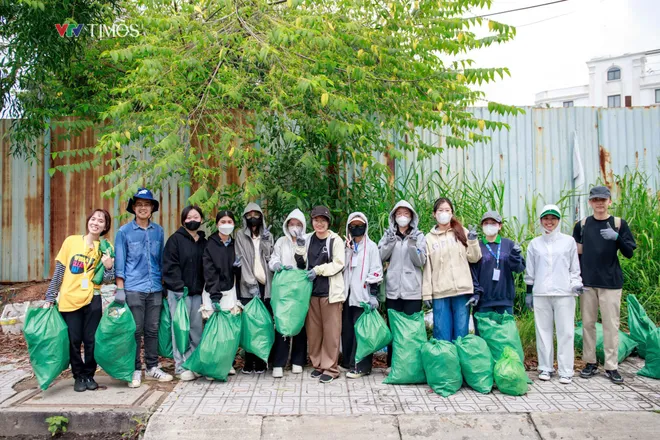 TP Hồ Chí Minh: Gần 200 sinh viên thu gom 700 kg rác nhân Ngày Dọn rác Thế giới- Ảnh 10.
