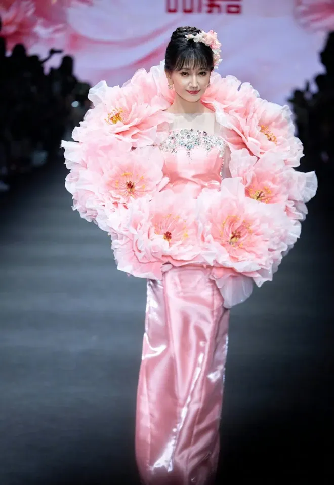 Triệu Nhã Chi lên sàn catwalk ở tuổi 72 - Ảnh 3.