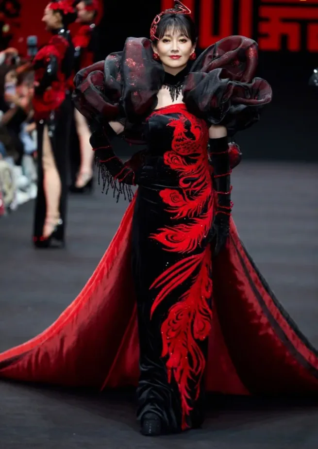 Triệu Nhã Chi lên sàn catwalk ở tuổi 72 - Ảnh 2.