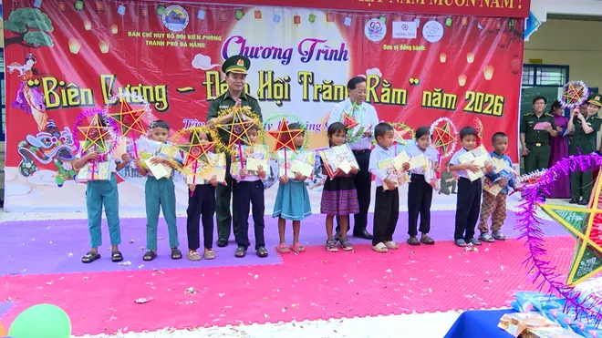 Trung thu sớm đến với trẻ vùng biên- Ảnh 2. Trung thu sớm đến với trẻ vùng biên- Ảnh 2.