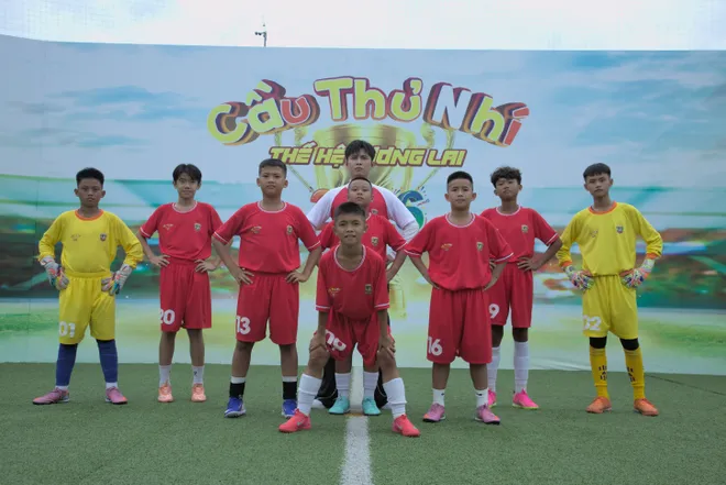 Cầu thủ nhí 2026 - Tập 1: Trương Thế Vinh được gọi là "nhà dẫn mối" sau hai lần thắng các đối thủ - Ảnh 5.