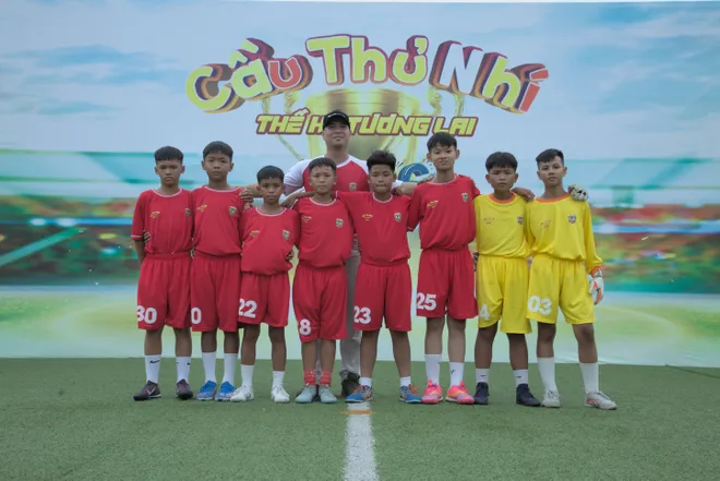 Cầu thủ nhí 2026 - Tập 1: Trương Thế Vinh được gọi là "nhà dẫn mối" sau hai lần thắng các đối thủ - Ảnh 3.