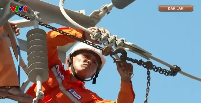 Bản lĩnh và sự chủ động của ngành điện Đắk Lắk trong ứng phó "sự cố kép" do thiên tai- Ảnh 2. Bản lĩnh và sự chủ động của ngành điện Đắk Lắk trong ứng phó "sự cố kép" do thiên tai- Ảnh 2.