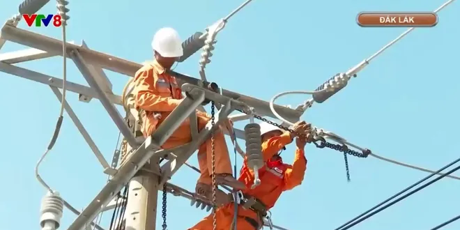 Bản lĩnh và sự chủ động của ngành điện Đắk Lắk trong ứng phó "sự cố kép" do thiên tai- Ảnh 3. Bản lĩnh và sự chủ động của ngành điện Đắk Lắk trong ứng phó "sự cố kép" do thiên tai- Ảnh 3.