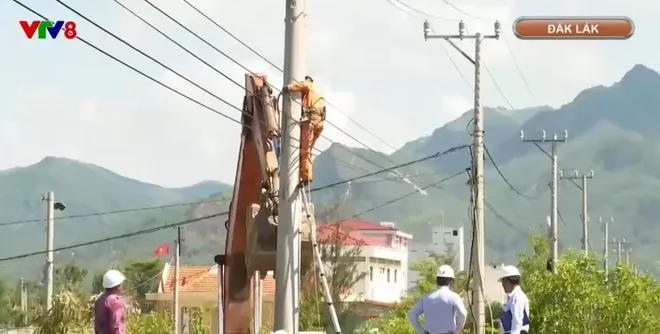 Bản lĩnh và sự chủ động của ngành điện Đắk Lắk trong ứng phó "sự cố kép" do thiên tai- Ảnh 4. Bản lĩnh và sự chủ động của ngành điện Đắk Lắk trong ứng phó "sự cố kép" do thiên tai- Ảnh 4.