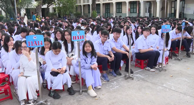 Nghịch lý bàn ghế học đường và bài toán phát triển tầm vóc quốc gia- Ảnh 5. Nghịch lý bàn ghế học đường và bài toán phát triển tầm vóc quốc gia- Ảnh 5.