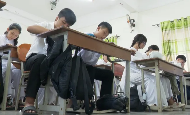 Nghịch lý bàn ghế học đường và bài toán phát triển tầm vóc quốc gia- Ảnh 1. Nghịch lý bàn ghế học đường và bài toán phát triển tầm vóc quốc gia- Ảnh 1.