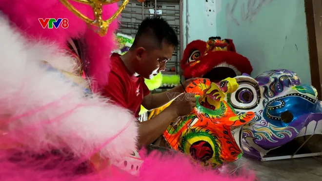 Người tạo hình đầu lân giữ sắc màu Trung thu- Ảnh 2. Người tạo hình đầu lân giữ sắc màu Trung thu- Ảnh 2.
