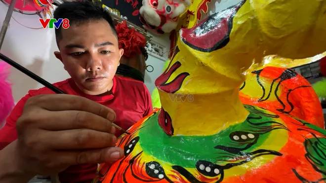 Người tạo hình đầu lân giữ sắc màu Trung thu- Ảnh 1. Người tạo hình đầu lân giữ sắc màu Trung thu- Ảnh 1.