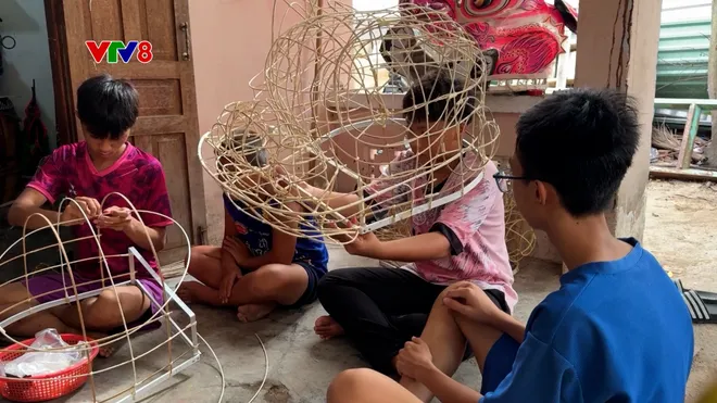Người tạo hình đầu lân giữ sắc màu Trung thu- Ảnh 4. Người tạo hình đầu lân giữ sắc màu Trung thu- Ảnh 4.