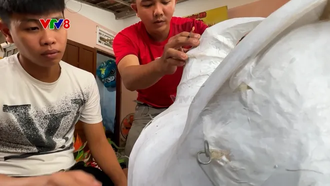 Người tạo hình đầu lân giữ sắc màu Trung thu- Ảnh 8. Người tạo hình đầu lân giữ sắc màu Trung thu- Ảnh 8.