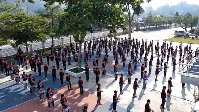 Lai Châu đưa trang phục truyền thống vào trường học- Ảnh 1. Lai Châu đưa trang phục truyền thống vào trường học- Ảnh 1.