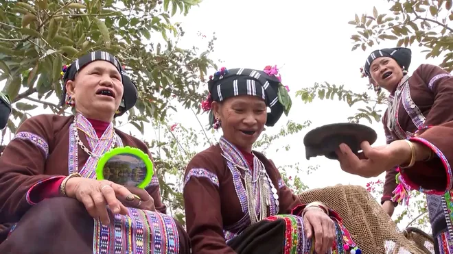 Nhuộm răng đen - nét duyên thầm của phụ nữ Lự- Ảnh 2. Nhuộm răng đen - nét duyên thầm của phụ nữ Lự- Ảnh 2.
