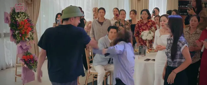 Đội bóng nữ làng Xuân - Tập 7: Thẳng tay tát vợ, Quốc bị hội chị em đánh hội đồng - Ảnh 13.