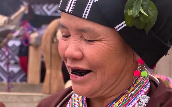 Nhuộm răng đen - nét duyên thầm của phụ nữ Lự- Ảnh 3. Nhuộm răng đen - nét duyên thầm của phụ nữ Lự- Ảnh 3.