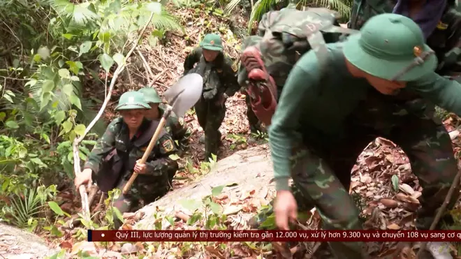 Bền bỉ tìm kiếm hài cốt liệt sĩ giữa mùa mưa bão- Ảnh 1. Bền bỉ tìm kiếm hài cốt liệt sĩ giữa mùa mưa bão- Ảnh 1.
