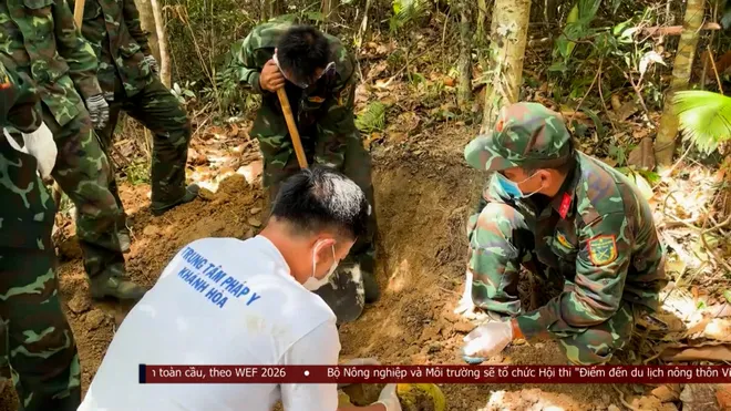 Bền bỉ tìm kiếm hài cốt liệt sĩ giữa mùa mưa bão- Ảnh 4. Bền bỉ tìm kiếm hài cốt liệt sĩ giữa mùa mưa bão- Ảnh 4.