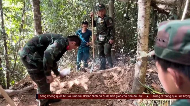 Bền bỉ tìm kiếm hài cốt liệt sĩ giữa mùa mưa bão- Ảnh 5. Bền bỉ tìm kiếm hài cốt liệt sĩ giữa mùa mưa bão- Ảnh 5.
