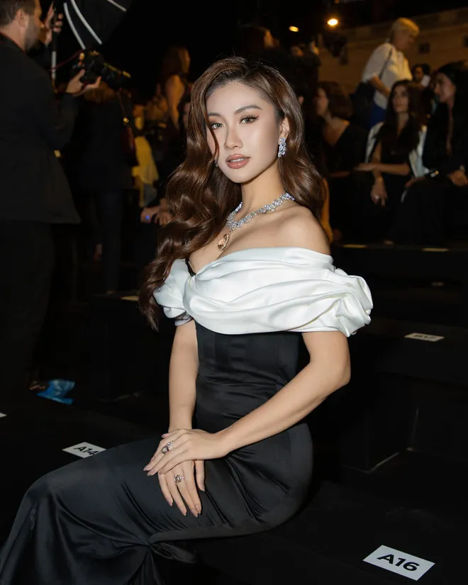Hồ Ngọc Hà, Quỳnh Anh Shyn và loạt gương mặt Việt ghi dấu tại mùa Fashion Week Xuân/Hè 2027 - Ảnh 13.