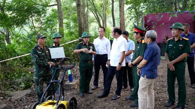 TP. Huế: Khảo sát khu vực nghi có hố chôn tập thể hài cốt liệt sĩ tại đèo Hải Vân - Ảnh 1. TP. Huế: Khảo sát khu vực nghi có hố chôn tập thể hài cốt liệt sĩ tại đèo Hải Vân - Ảnh 1.