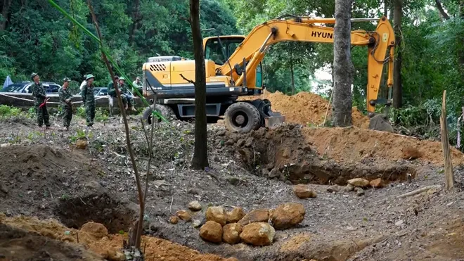 TP. Huế: Khảo sát khu vực nghi có hố chôn tập thể hài cốt liệt sĩ tại đèo Hải Vân - Ảnh 2. TP. Huế: Khảo sát khu vực nghi có hố chôn tập thể hài cốt liệt sĩ tại đèo Hải Vân - Ảnh 2.