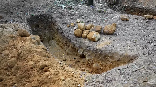 TP. Huế: Khảo sát khu vực nghi có hố chôn tập thể hài cốt liệt sĩ tại đèo Hải Vân - Ảnh 3. TP. Huế: Khảo sát khu vực nghi có hố chôn tập thể hài cốt liệt sĩ tại đèo Hải Vân - Ảnh 3.