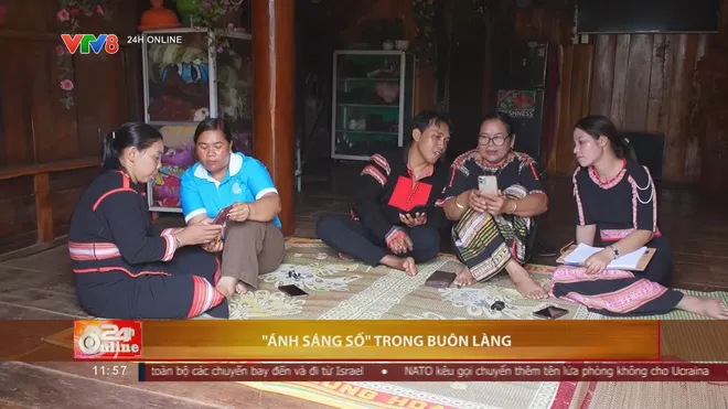 “Ánh sáng số” trong buôn làng Đắk Lắk: Bình dân học vụ số đưa công nghệ đến từng nếp nhà- Ảnh 1. “Ánh sáng số” trong buôn làng Đắk Lắk: Bình dân học vụ số đưa công nghệ đến từng nếp nhà- Ảnh 1.