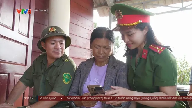 “Ánh sáng số” trong buôn làng Đắk Lắk: Bình dân học vụ số đưa công nghệ đến từng nếp nhà- Ảnh 5. “Ánh sáng số” trong buôn làng Đắk Lắk: Bình dân học vụ số đưa công nghệ đến từng nếp nhà- Ảnh 5.