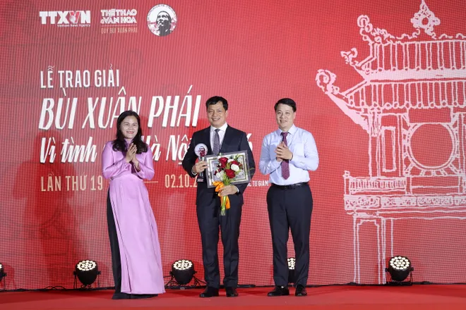Trao giải thưởng B&ugrave;i Xu&acirc;n Ph&aacute;i - V&igrave; t&igrave;nh y&ecirc;u H&agrave; Nội lần thứ 19 - 2026: Vinh danh nh&agrave; thơ Bằng Việt - Ảnh 3.