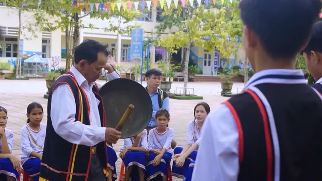 Giữ nhịp chiêng trong đời sống người Cor- Ảnh 1. Giữ nhịp chiêng trong đời sống người Cor- Ảnh 1.
