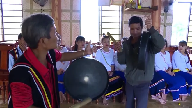Giữ nhịp chiêng trong đời sống người Cor- Ảnh 2. Giữ nhịp chiêng trong đời sống người Cor- Ảnh 2.