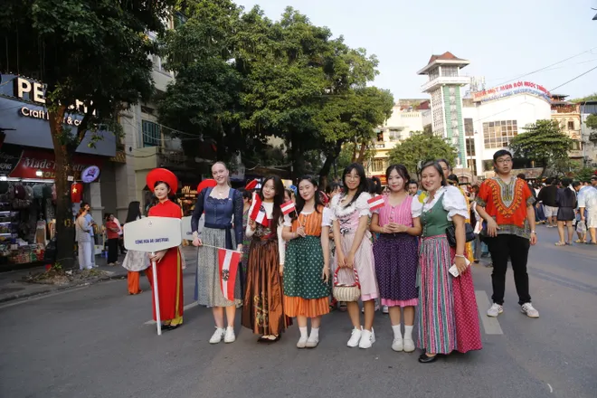 15 quốc gia hội tụ trong lễ hội đường phố "Sắc m&agrave;u năm ch&acirc;u" tại H&agrave; Nội - Ảnh 5.