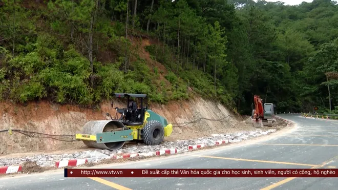 Lâm Đồng dồn sức khôi phục giao thông sau mưa lũ- Ảnh 2. Lâm Đồng dồn sức khôi phục giao thông sau mưa lũ- Ảnh 2.