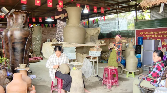 Lời nhắn gửi từ b&igrave;nh gốm khổng lồ ở l&agrave;ng Chăm- Ảnh 2.