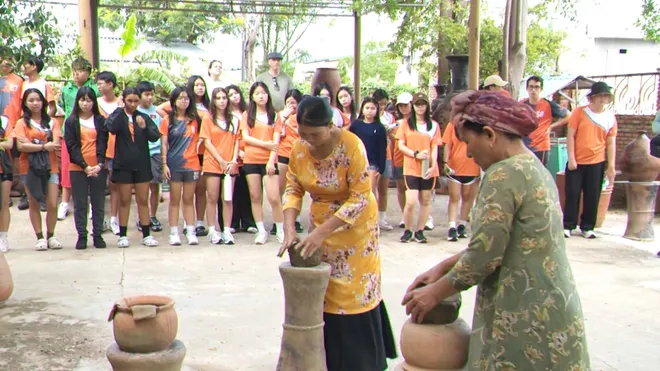 Cộng đồng làng góp sức vào Lễ hội gốm Chăm- Ảnh 10. Cộng đồng làng góp sức vào Lễ hội gốm Chăm- Ảnh 10.
