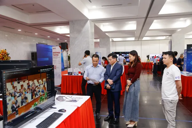 Khai mạc triển lãm "VTV - Từ truyền hình truyền thống đến tổ chức truyền thông số" - Ảnh 1.