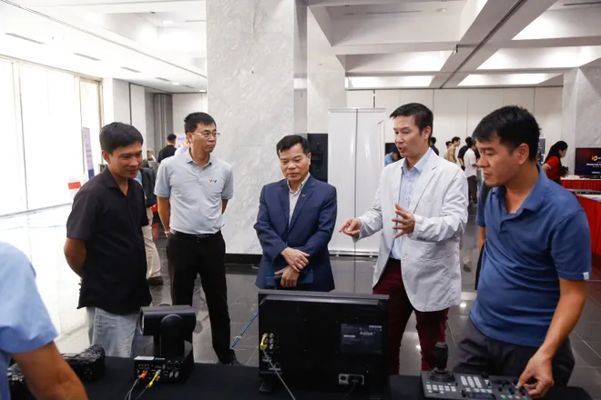 Khai mạc triển lãm "VTV - Từ truyền hình truyền thống đến tổ chức truyền thông số" - Ảnh 2.