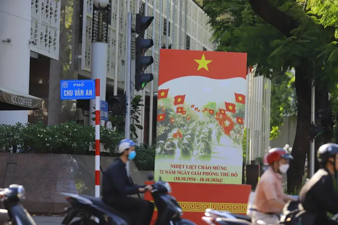 Hà Nội rực rỡ sắc đỏ cờ hoa kỷ niệm 72 năm Ngày Giải phóng Thủ đô - Ảnh 3.
