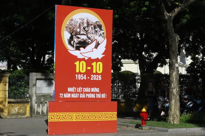 Hà Nội rực rỡ sắc đỏ cờ hoa kỷ niệm 72 năm Ngày Giải phóng Thủ đô - Ảnh 2.