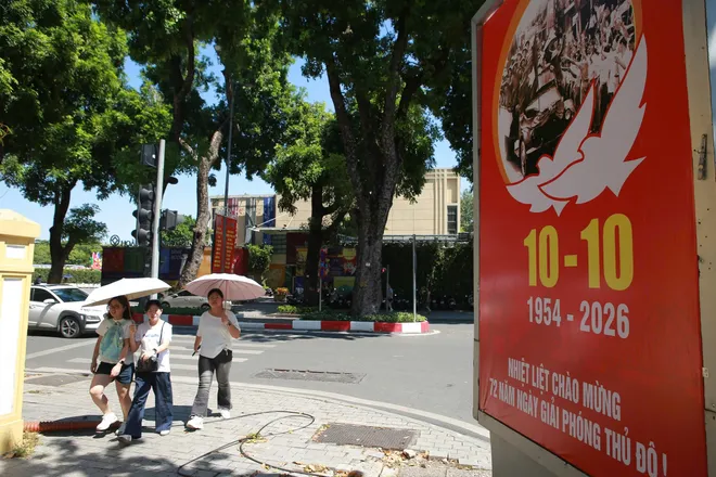 Hà Nội rực rỡ sắc đỏ cờ hoa kỷ niệm 72 năm Ngày Giải phóng Thủ đô - Ảnh 1.