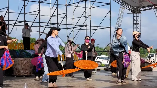 Sắc màu văn hóa dân tộc Mông hội tụ về Điện Biên- Ảnh 4. Sắc màu văn hóa dân tộc Mông hội tụ về Điện Biên- Ảnh 4.