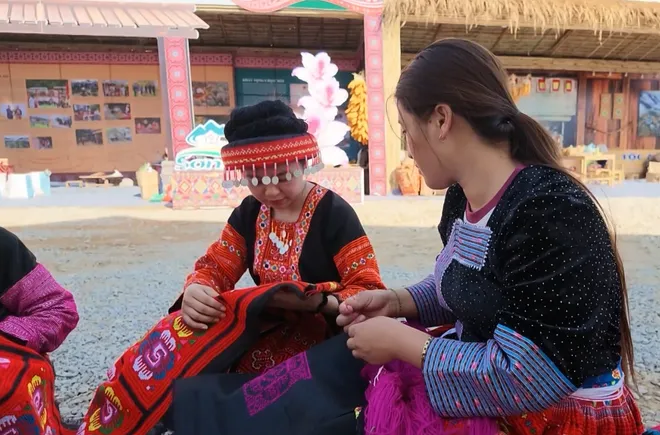 Sắc màu dân tộc Mông trong nhịp sống mới: Bảo tồn di sản và động lực phát triển- Ảnh 5. Sắc màu dân tộc Mông trong nhịp sống mới: Bảo tồn di sản và động lực phát triển- Ảnh 5.