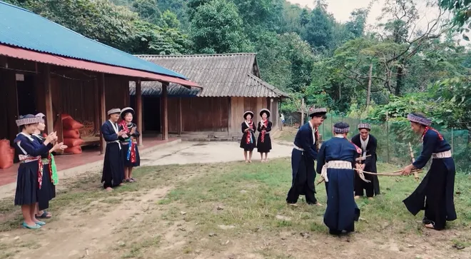 Sắc màu dân tộc Mông trong nhịp sống mới: Bảo tồn di sản và động lực phát triển- Ảnh 3. Sắc màu dân tộc Mông trong nhịp sống mới: Bảo tồn di sản và động lực phát triển- Ảnh 3.