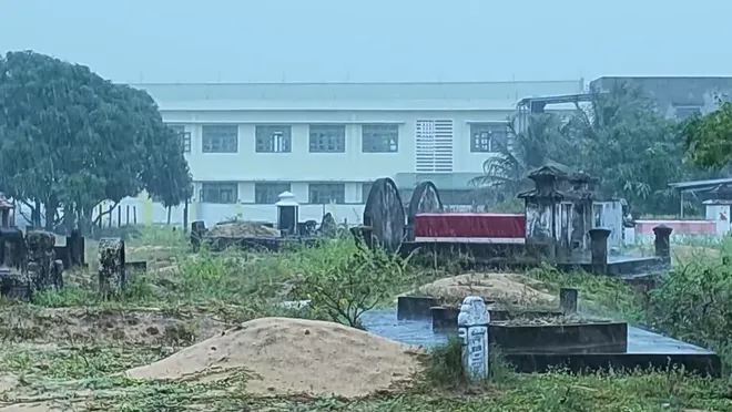 Mồ mả "bủa vây" khu dân cư: Nguy cơ ô nhiễm nguồn nước và bài toán an sinh- Ảnh 1. Mồ mả "bủa vây" khu dân cư: Nguy cơ ô nhiễm nguồn nước và bài toán an sinh- Ảnh 1.