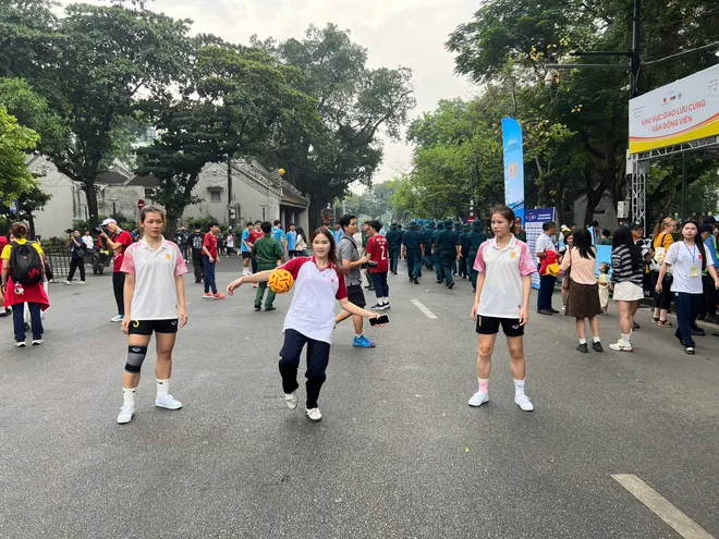 Những cô gái vàng cầu mây Việt Nam hướng dẫn du khách chơi thể thao bên hồ Hoàn Kiếm- Ảnh 3.