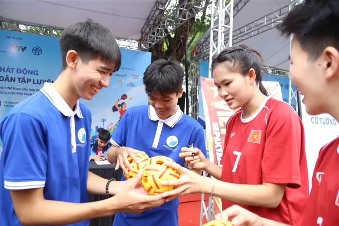 Những cô gái vàng cầu mây Việt Nam hướng dẫn du khách chơi thể thao bên hồ Hoàn Kiếm- Ảnh 1.