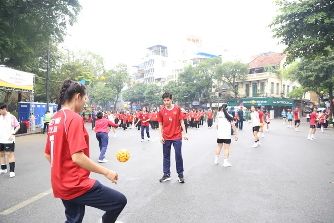 Những cô gái vàng cầu mây Việt Nam hướng dẫn du khách chơi thể thao bên hồ Hoàn Kiếm- Ảnh 2.