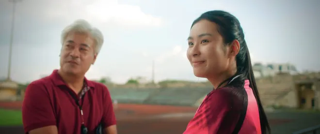 Đội b&oacute;ng nữ l&agrave;ng Xu&acirc;n - Tập 11: Đ&agrave;o ốm nặng khi biết HLV đội b&oacute;ng vẫn &acirc;m thầm gửi tiền cho m&igrave;nh - Ảnh 16.